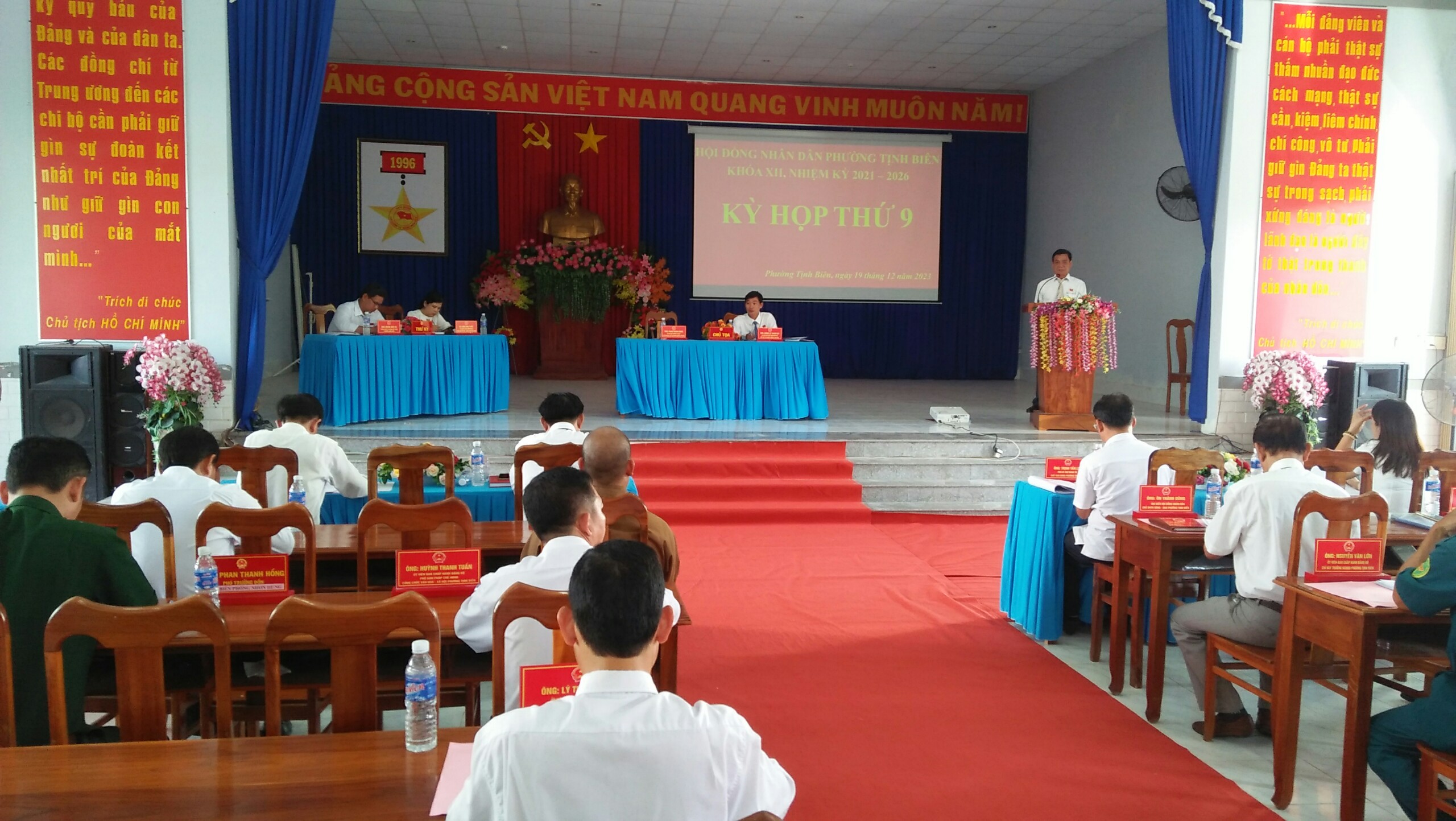 Phát biểu bề mạc kỳ họp